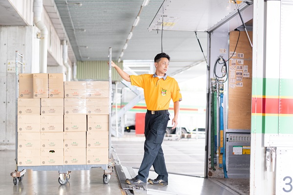 ジェイロジスティクス株式会社 イオン関西ＮＤＣの正社員 大型トラックドライバー トラックドライバーの求人情報イメージ2