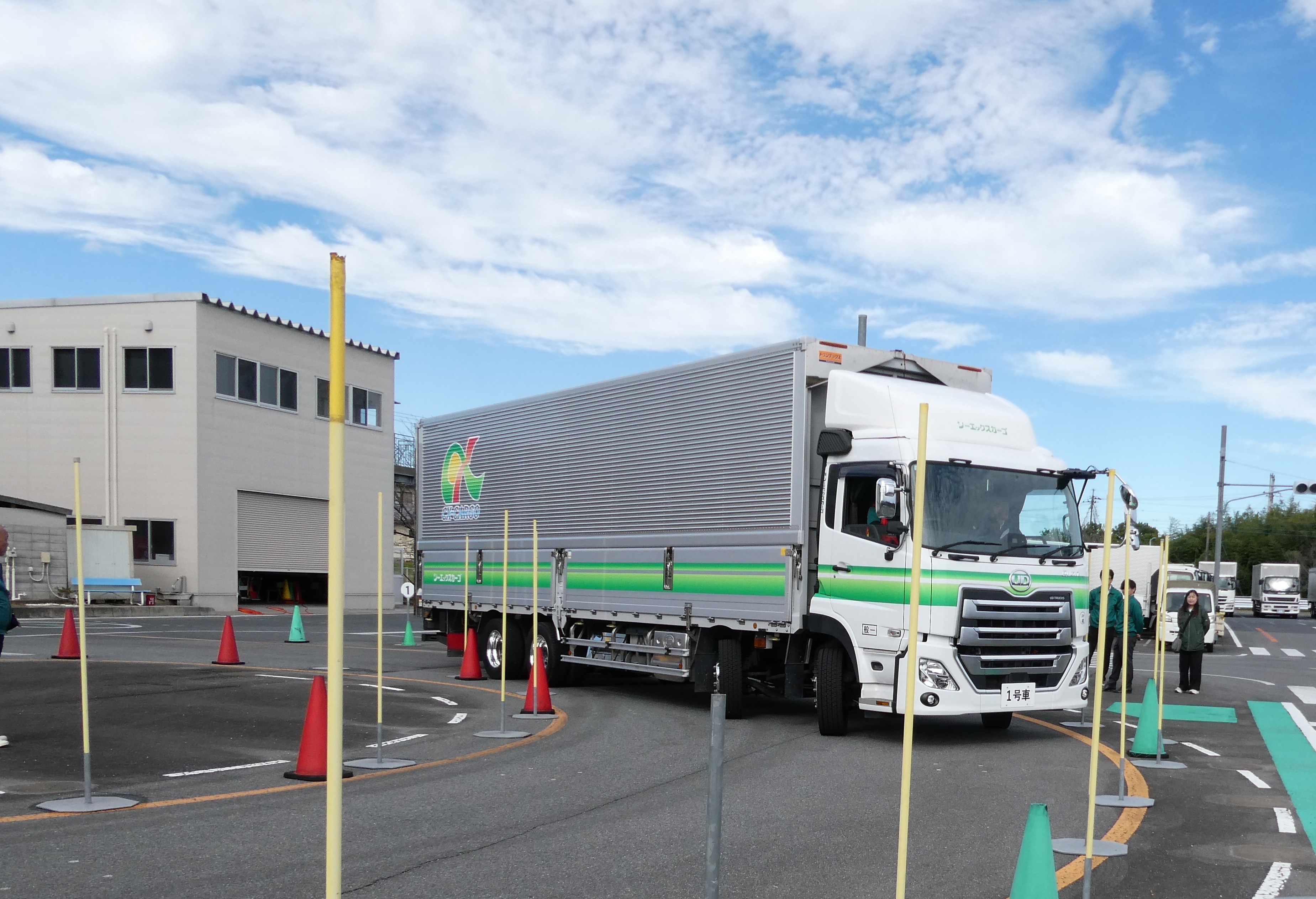 株式会社シーエックスカーゴ 尾道流通センターの正社員 大型トラックドライバー求人イメージ